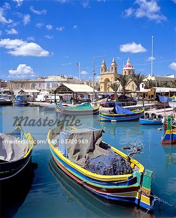 Marsaxlokk, Blick auf die Stadt über den Hafen.