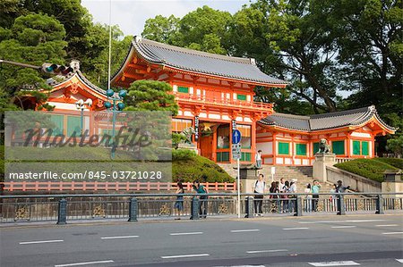 Der Eingang zum Yasaka-Schrein in Gion, Kyoto, Japan