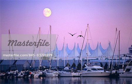 British Columbia, Vancouver, Vollmond über Coal Harbour Marina und Canada Place