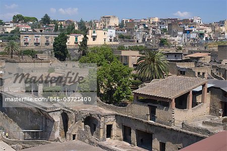 Blick in Richtung der modernen Stadt über die Ruinen der antiken römischen Stadt von Herculaneum, Kampanien, Italien