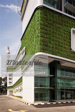 Opération DiGi Technology Centre, Subang High Tech Park, à Kuala Lumpur en Malaisie. La conception du bâtiment écologique caractéristiques comprennent un extérieur planté le mur qui entoure le bâtiment, en filtrant l'air entrant dans le centre de données et bureaux chambres. Architecte: T. r. Hamzah et Yeang