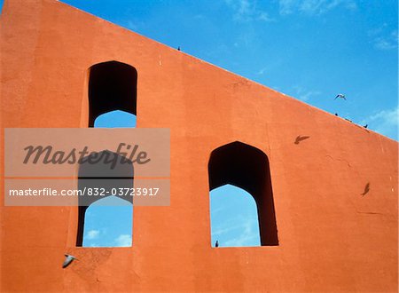 Jantar Mantar with birds, close up