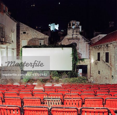 Gens qui regardent l'écran au cinéma en plein air