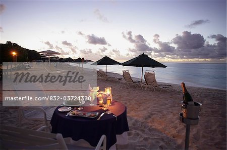 Repas romantique aux chandelles sur la plage