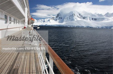 Ansicht der Antarktis gesehen vom Deck des Kreuzfahrtschiff