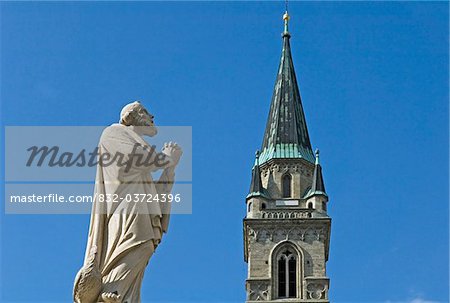 Statue of St Peter and Collegiate Church, Close Up