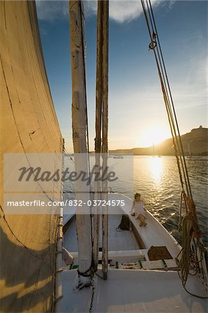 Woman relaxing auf Deck der Feluke in der Abenddämmerung