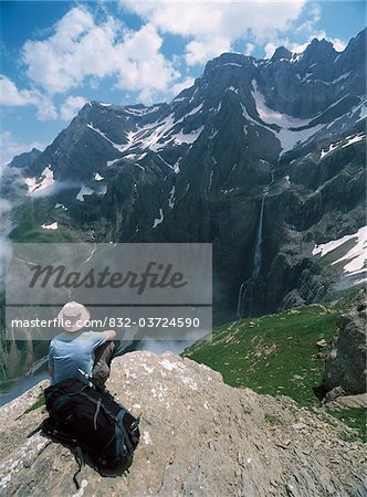 Walker se reposer et admirer la vue sur le Cirque de Gavarnie, à la plus haute cascade d'Europe