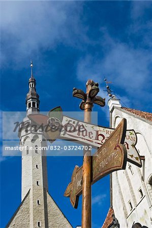 Églises et signe dans la vieille ville de Tallinn