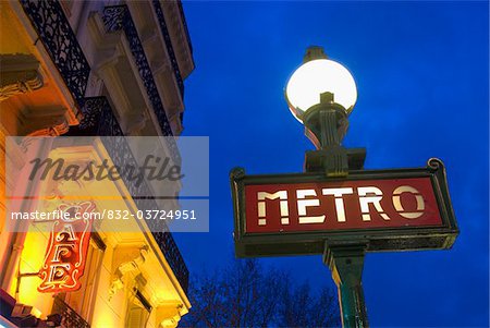 Detail der Maubert-Mutualite Metro-Station und Cafe signiert in der Morgendämmerung im Quartier Latin (Quartier Latin) am linken Ufer.