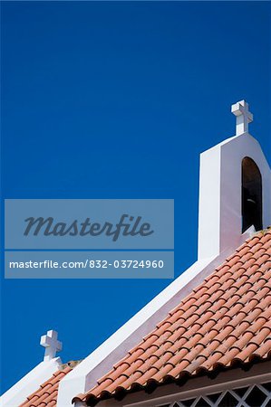 Église blanchies à la chaux et ciel bleu