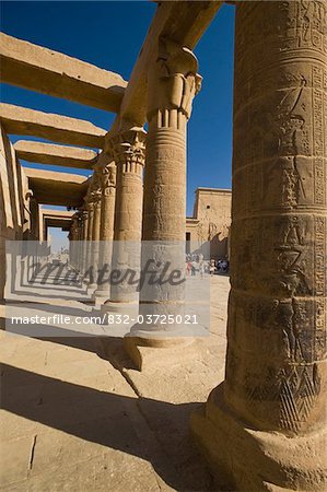 Recherche le long de la Colonnade ouest au Temple d'Isis