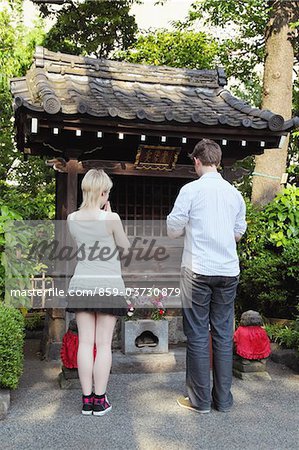 Jeune Couple jouant au Temple