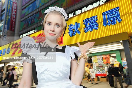 Fille habillée comme Maid Cosplay à Tokyo