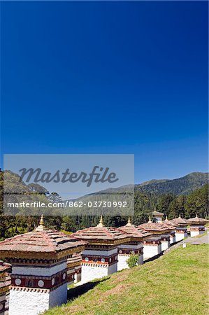 Asien, Bhutan, Dochu la Pass (3140m), Website der 108 Chörten Baujahr 2005 zum Gedenken an einen Kampf gegen militante