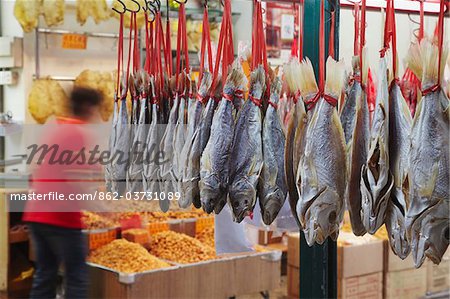 Sécher le poisson accroché à l'extérieur des magasins de fruits de mer, Des Voeux Road West, Sheung Wan, Hong Kong, Chine