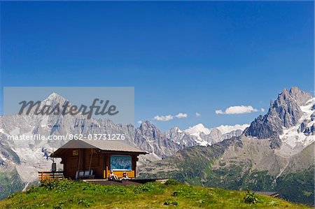 France, les randonneurs du Rhône Alpes, la vallée de Chamonix, au repos à un refuge de montagne avec Les Dru montagnes France, les randonneurs du Rhône Alpes, la vallée de Chamonix, au repos à un refuge de montagne avec Les Dru montagnes