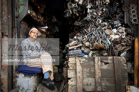 Un atelier de réparation de voiture dans la ville de moteur dans le vieux Delhi, Inde