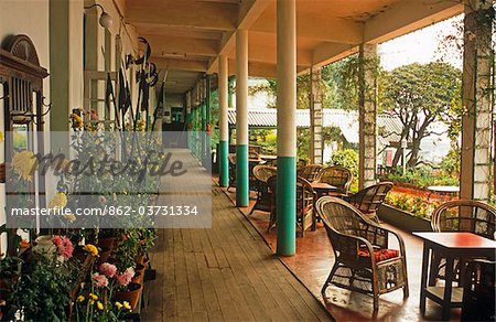 Darjeeling, Bengale-occidental, l'Inde. La terrasse du Club Darjeeling, anciennement planteurs Club, un club de colonial-ère établi pour les planteurs de thé.