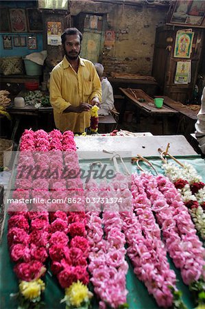 Madurai, Tamil Nadu, l'Inde. Fabricant de guirlande de fleurs au Minakshi Sundareshvara Temple.