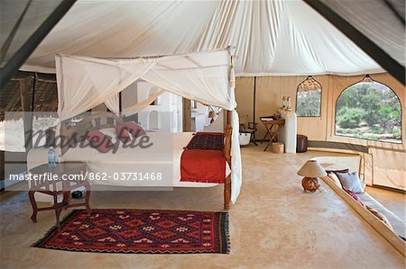 Kenya, une chambre à coucher dans le luxueux Sasaab Lodge sur les rives du fleuve Uaso Nyiru.