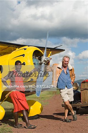 Laikipia, Kenia Lewa Downs. Will Craig mit seinem Stil der 30er Waco Classic open Cockpit Flugzeug für ultimative Antenne Safaris.