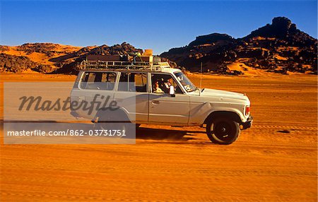 La Libye ; Fezzan ; près de Germa. Un véhicule 4x4 dans le Sahara entre le Jebel Akakus et Erg Uan Kasa vers Wadi Teshuinat. La Libye ; Fezzan ; près de Germa. Un véhicule 4x4 dans le Sahara entre le Jebel Akakus et Erg Uan Kasa vers Wadi Teshuinat.