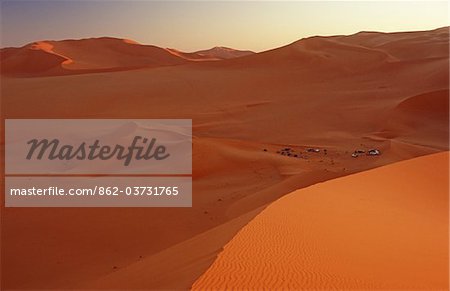 Libye, le Fezzan, Edeyen Murzuk. Touristes bivouaquer au milieu des dunes, dans la vaste mer sable de la Edeyan Murzuk.