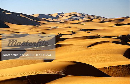 Libye, le Fezzan, Edeyen Ubari, près de Ubari. Apparemment interminables dunes s'étendent jusqu'à l'horizon dans l'immense « mer de sable » de Edeyen Ubari.