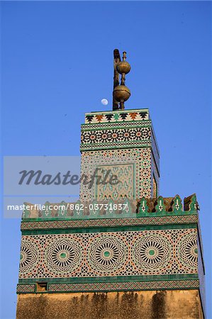 Ein Minarett mit dem frühen Mond im Hintergrund; Alte Medina von Fes, Marokko
