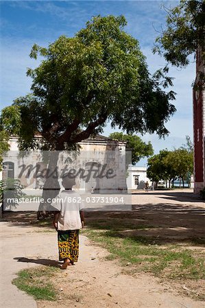 Mozambique, Ihla de Moçambique, Stone Town. Un garçon marche dans les rues non pavées de Stone Town.