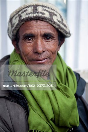 La vallée de Khumbu au Népal, région de l'Everest. Portrait d'un porteur de Nepalesse.