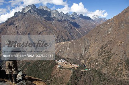 Népal, région de l'Everest, la vallée de Khumbu, Tengboche. Le monastère bouddhiste distant situé sur une crête dans l'ombre de l'Himalaya