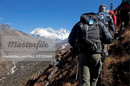 Nepal, Everest-Region Khumbu-Tal. Mit Everest im Hintergrund besteigen Wanderer den Everest Base Camp-Trail