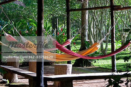 Peru. Bunte Hängematten im Inkaterra Reserva Amazonica Lodge, gelegen an den Ufern des Rio Madre de Dios.