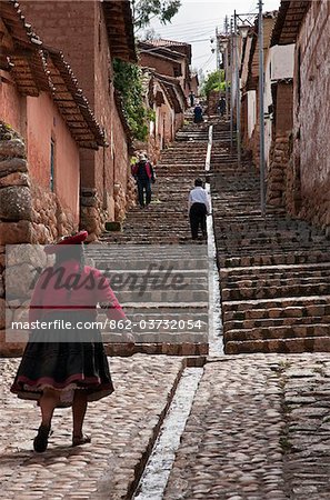 Peru, einer der steilen Stein Fußgängerzonen in Chinchero, eine attraktive Anden Markt Stadt auf einem Hügel gebaut.