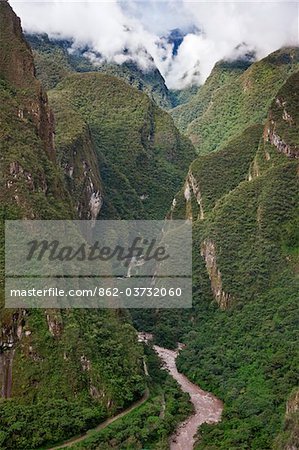 Au Pérou, la petite ville d'Aguas Calientes est niché dans une vallée encaissée, à côté de la rivière Urubamba, à proximité de Machu Picchu.