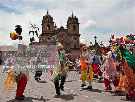 Au Pérou, les danseurs masqués pour défilé le jour de Noël à Cusco s square, Plaza de Armas, célébrant les Andes bébé Jésus, Nino Manuelito.