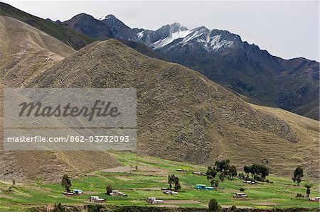 Schnellzug, der zwischen Cusco und Puno, Peru, Landschaft in den hohen Bergen der Anden aus dem Komfort von Andean Explorer.