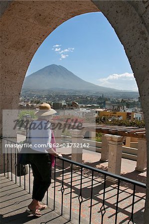 Au Pérou, un touriste donne sur Arequipa au volcan El Misti de mirador de s Yanahuara (scenic outlook).