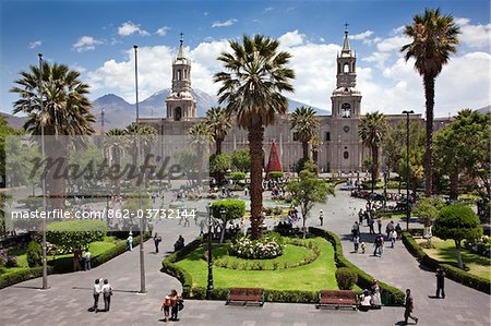 Pérou, Arequipa cathédrale domine la place principale, la Plaza de Armas. Construite avec une pierre sillar, exploité depuis le volcan Chachani. Pérou, Arequipa cathédrale domine la place principale, la Plaza de Armas. Construite avec une pierre sillar, exploité depuis le volcan Chachani.