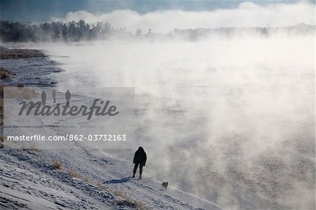 Russland; Sibirien; Irkutsk; Dampf über den Fluss Angara wegen der extremen Temperaturen.