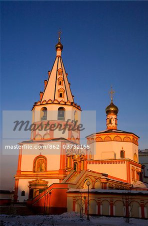 Irkoutsk, Sibérie, la Russie ; Tours de la cloche sur l'une des principales cathédrales à Irkoutsk.