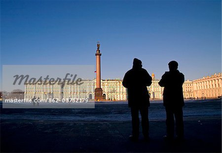 Russland, St. Petersburg; Menschen Sie stehen vor dem State Hermitage Museum, entworfen von Bartolomeo Rastrelli