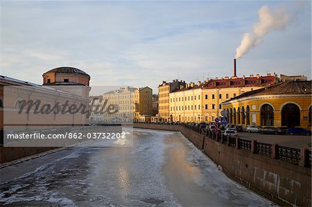 Russie, Saint-Pétersbourg ; Traverser le canal Moyka congelé, l'un des nombreux canaux qui traverser la ville