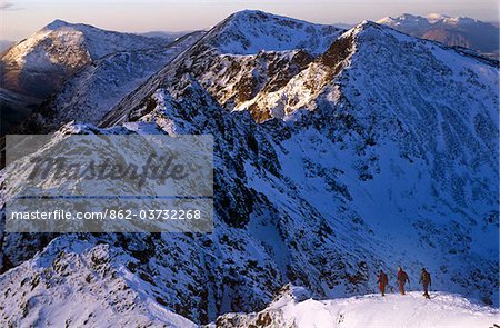 Traversée de la crête de Eagach Aonach au-dessus de Glencoe, Highlands d'Ecosse