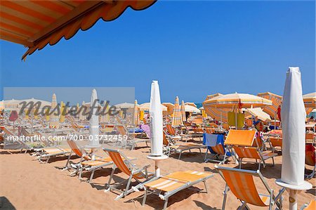 Chaises longues à la plage de Jesolo Lido, Venise, Vénétie, Italie