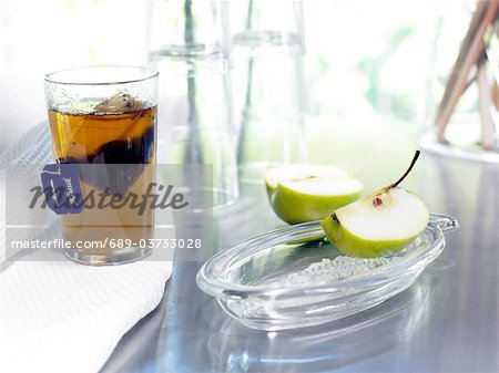 Glas Tee und Apple Stück auf Reibe