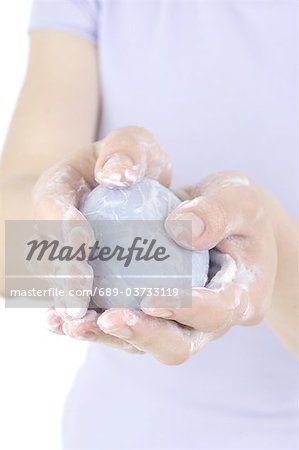 Frau Händewaschen mit Seife Lavendel Frau Händewaschen mit Seife Lavendel