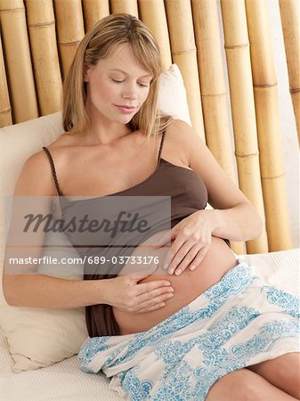 Tenant le ventre de la femme enceinte